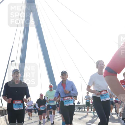 03.10.2026 - Köhlbrandbrückenlauf Tim E. http://msf.ph/oto/10615034 03.10.2026 09:32:02 Position 1 1274, 1273, 1336 meine-sportfotos.de