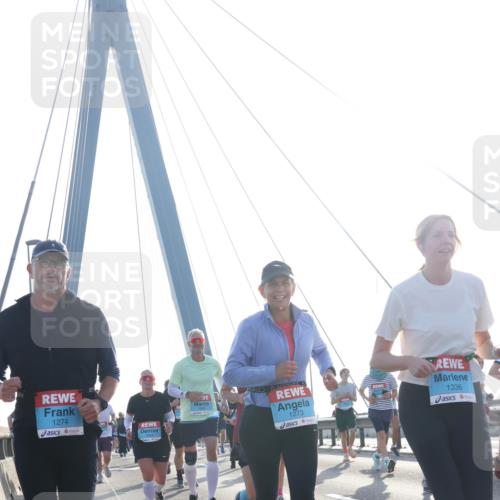 03.10.2026 - Köhlbrandbrückenlauf Tim E. http://msf.ph/oto/10615036 03.10.2026 09:32:02 Position 1 1274, 1964, 1273, 1336 meine-sportfotos.de