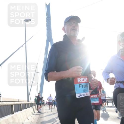 03.10.2026 - Köhlbrandbrückenlauf Tim E. http://msf.ph/oto/10615056 03.10.2026 09:32:03 Position 1 7, 1274, 3152 meine-sportfotos.de