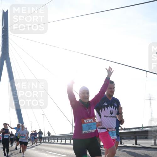 03.10.2026 - Köhlbrandbrückenlauf Tim E. http://msf.ph/oto/10615348 03.10.2026 09:32:23 Position 1 3851, 267 meine-sportfotos.de