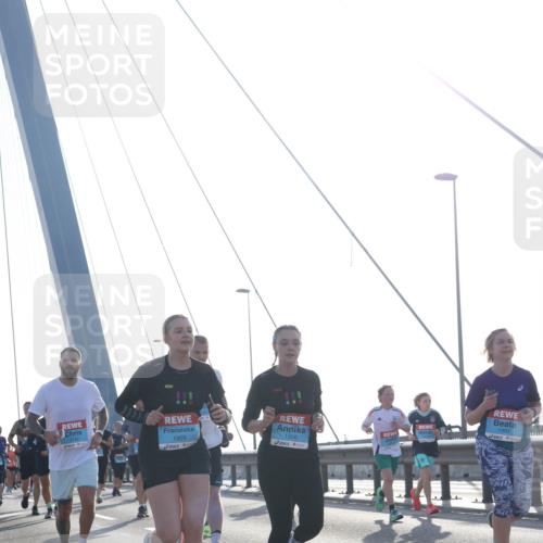 03.10.2026 - Köhlbrandbrückenlauf Tim E. http://msf.ph/oto/10615415 03.10.2026 09:32:28 Position 1 1905, 1906, 1393 meine-sportfotos.de