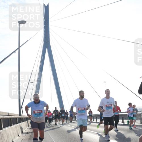 03.10.2026 - Köhlbrandbrückenlauf Tim E. http://msf.ph/oto/10615453 03.10.2026 09:32:30 Position 1 2910 meine-sportfotos.de