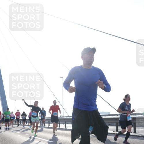 03.10.2026 - Köhlbrandbrückenlauf Tim E. http://msf.ph/oto/10615714 03.10.2026 09:32:58 Position 1  meine-sportfotos.de