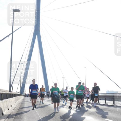 03.10.2026 - Köhlbrandbrückenlauf Tim E. http://msf.ph/oto/10616021 03.10.2026 09:33:20 Position 1  meine-sportfotos.de