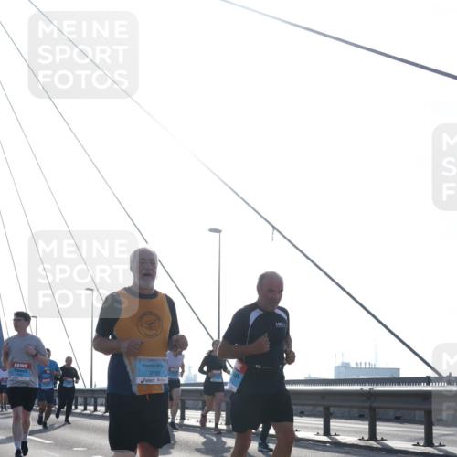 03.10.2026 - Köhlbrandbrückenlauf Tim E. http://msf.ph/oto/10616085 03.10.2026 09:33:24 Position 1 2765 meine-sportfotos.de