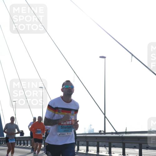 03.10.2026 - Köhlbrandbrückenlauf Tim E. http://msf.ph/oto/10616159 03.10.2026 09:33:29 Position 1 3603 meine-sportfotos.de