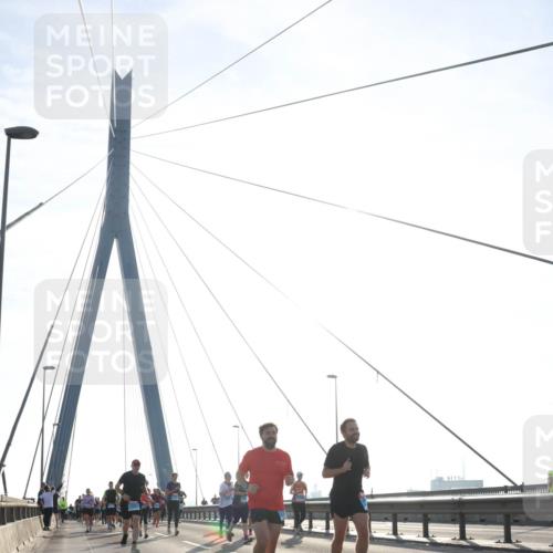 03.10.2026 - Köhlbrandbrückenlauf Tim E. http://msf.ph/oto/10616300 03.10.2026 09:33:41 Position 1  meine-sportfotos.de