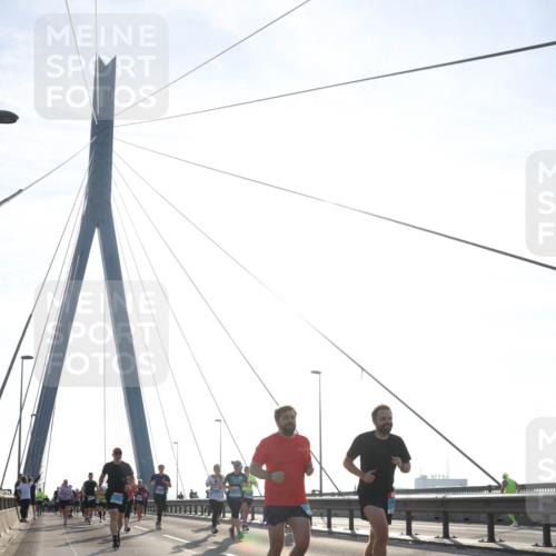 03.10.2026 - Köhlbrandbrückenlauf Tim E. http://msf.ph/oto/10616303 03.10.2026 09:33:41 Position 1  meine-sportfotos.de