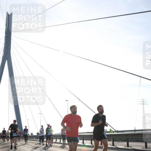 03.10.2026 - Köhlbrandbrückenlauf Tim E. http://msf.ph/oto/10616312 03.10.2026 09:33:42 Position 1  meine-sportfotos.de