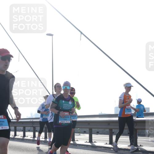 03.10.2026 - Köhlbrandbrückenlauf Tim E. http://msf.ph/oto/10616330 03.10.2026 09:33:44 Position 1 88, 1885, 1884 meine-sportfotos.de