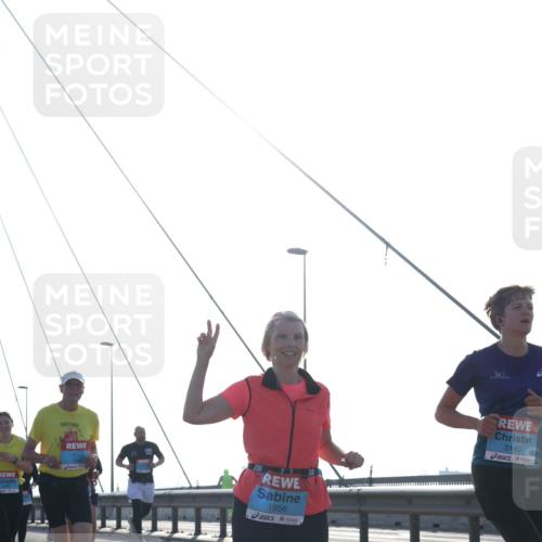 03.10.2026 - Köhlbrandbrückenlauf Tim E. http://msf.ph/oto/10616370 03.10.2026 09:33:47 Position 1 1956, 238, 3140 meine-sportfotos.de