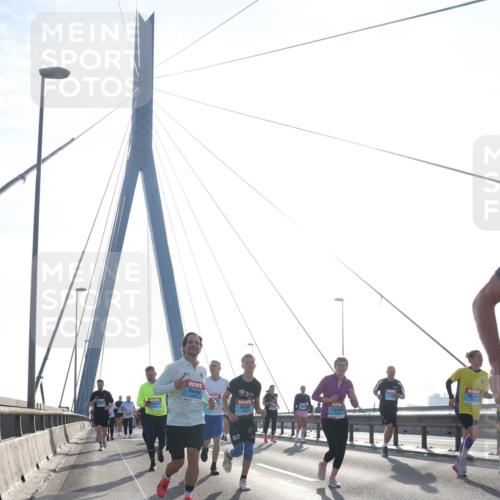 03.10.2026 - Köhlbrandbrückenlauf Tim E. http://msf.ph/oto/10616551 03.10.2026 09:33:56 Position 1  meine-sportfotos.de