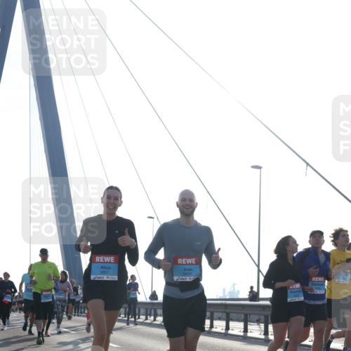 03.10.2026 - Köhlbrandbrückenlauf Tim E. http://msf.ph/oto/10616711 03.10.2026 09:34:05 Position 1 3807, 3809 meine-sportfotos.de