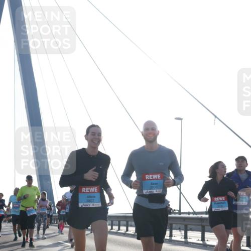 03.10.2026 - Köhlbrandbrückenlauf Tim E. http://msf.ph/oto/10616718 03.10.2026 09:34:06 Position 1 3807, 3809, 2536 meine-sportfotos.de
