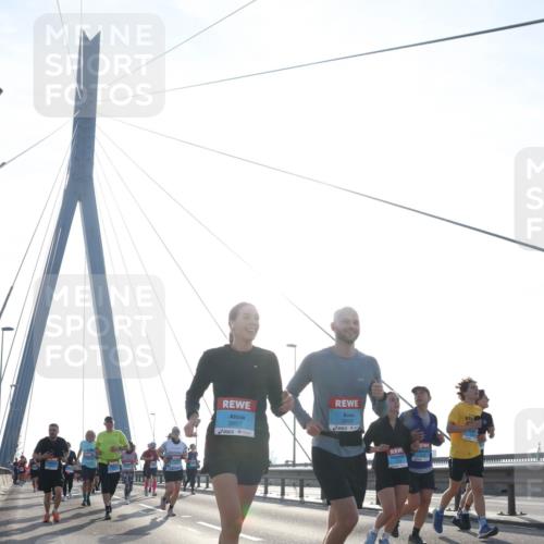 03.10.2026 - Köhlbrandbrückenlauf Tim E. http://msf.ph/oto/10616727 03.10.2026 09:34:06 Position 1 3809, 3807 meine-sportfotos.de