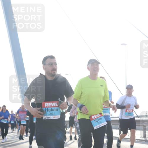 03.10.2026 - Köhlbrandbrückenlauf Tim E. http://msf.ph/oto/10616768 03.10.2026 09:34:09 Position 1 2831, 3255, 3038, 2841 meine-sportfotos.de