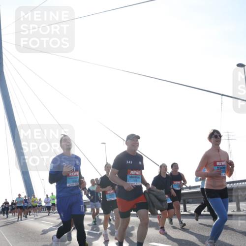 03.10.2026 - Köhlbrandbrückenlauf Tim E. http://msf.ph/oto/10616869 03.10.2026 09:34:17 Position 1 1976, 1978 meine-sportfotos.de