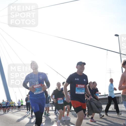 03.10.2026 - Köhlbrandbrückenlauf Tim E. http://msf.ph/oto/10616877 03.10.2026 09:34:17 Position 1 11, 1976, 1978 meine-sportfotos.de
