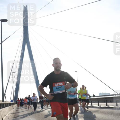 03.10.2026 - Köhlbrandbrückenlauf Tim E. http://msf.ph/oto/10616957 03.10.2026 09:34:23 Position 1 2857 meine-sportfotos.de