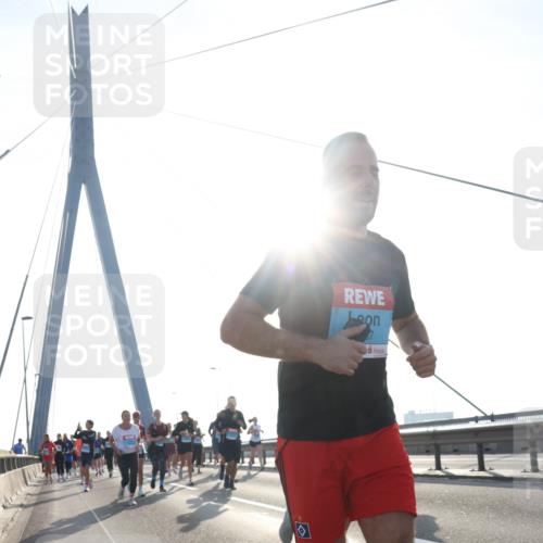 03.10.2026 - Köhlbrandbrückenlauf Tim E. http://msf.ph/oto/10616965 03.10.2026 09:34:23 Position 1  meine-sportfotos.de