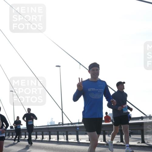 03.10.2026 - Köhlbrandbrückenlauf Tim E. http://msf.ph/oto/10617242 03.10.2026 09:34:44 Position 1  meine-sportfotos.de