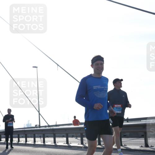 03.10.2026 - Köhlbrandbrückenlauf Tim E. http://msf.ph/oto/10617248 03.10.2026 09:34:45 Position 1  meine-sportfotos.de