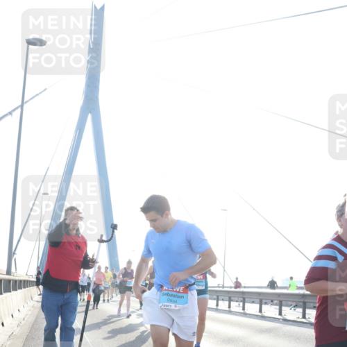 03.10.2026 - Köhlbrandbrückenlauf Tim E. http://msf.ph/oto/10617324 03.10.2026 09:34:56 Position 1 2834 meine-sportfotos.de