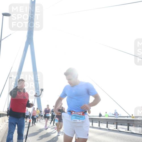 03.10.2026 - Köhlbrandbrückenlauf Tim E. http://msf.ph/oto/10617331 03.10.2026 09:34:56 Position 1 2834 meine-sportfotos.de