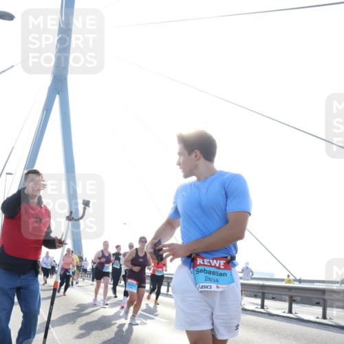 03.10.2026 - Köhlbrandbrückenlauf Tim E. http://msf.ph/oto/10617336 03.10.2026 09:34:56 Position 1 2834 meine-sportfotos.de