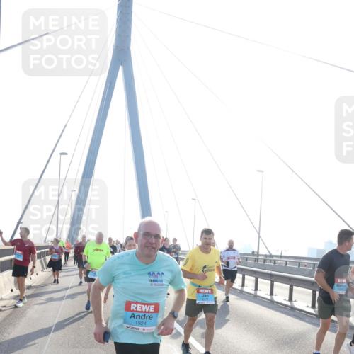 03.10.2026 - Köhlbrandbrückenlauf Tim E. http://msf.ph/oto/10617385 03.10.2026 09:35:04 Position 1 2020, 1924 meine-sportfotos.de