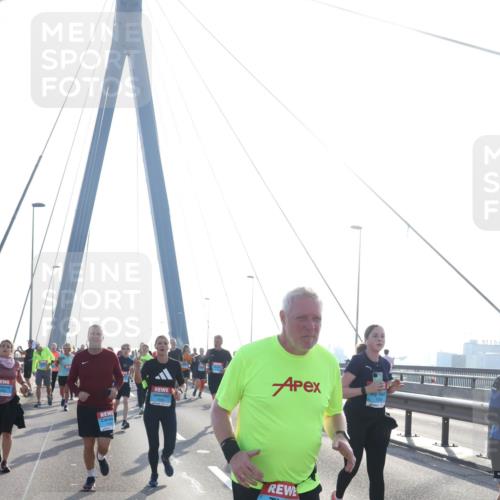 03.10.2026 - Köhlbrandbrückenlauf Tim E. http://msf.ph/oto/10617422 03.10.2026 09:35:07 Position 1 2028 meine-sportfotos.de