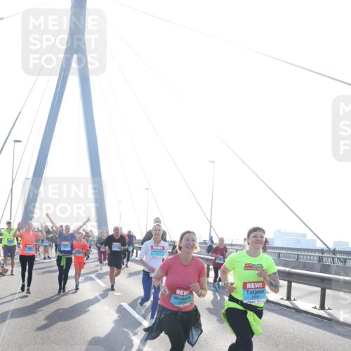 03.10.2026 - Köhlbrandbrückenlauf Tim E. http://msf.ph/oto/10617495 03.10.2026 09:35:12 Position 1 2358 meine-sportfotos.de