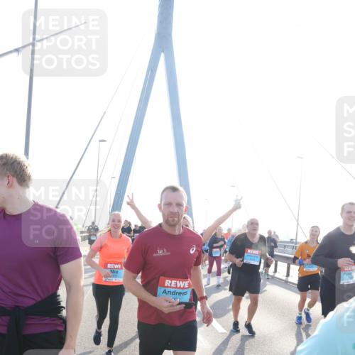 03.10.2026 - Köhlbrandbrückenlauf Tim E. http://msf.ph/oto/10617512 03.10.2026 09:35:14 Position 1 375 meine-sportfotos.de