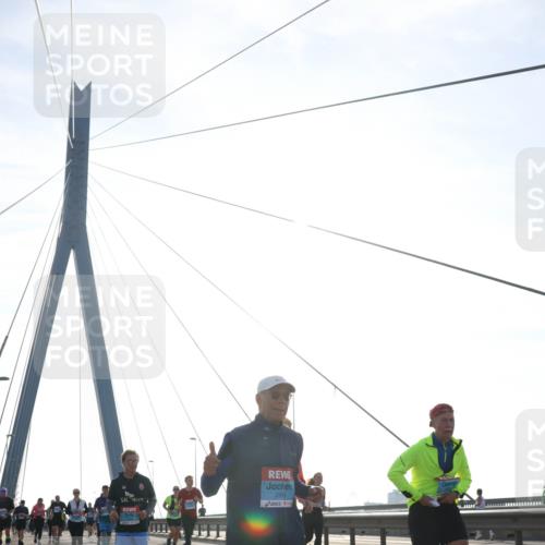03.10.2026 - Köhlbrandbrückenlauf Tim E. http://msf.ph/oto/10617752 03.10.2026 09:35:42 Position 1 2894 meine-sportfotos.de