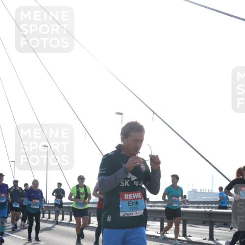 03.10.2026 - Köhlbrandbrückenlauf Tim E. http://msf.ph/oto/10617783 03.10.2026 09:35:44 Position 1 3286 meine-sportfotos.de