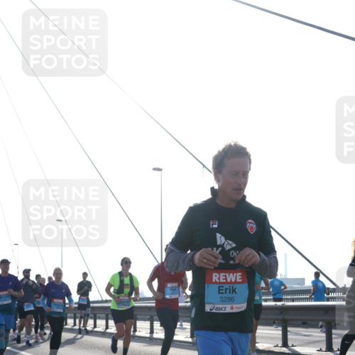03.10.2026 - Köhlbrandbrückenlauf Tim E. http://msf.ph/oto/10617789 03.10.2026 09:35:45 Position 1 3286 meine-sportfotos.de