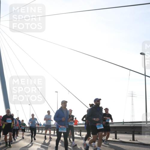 03.10.2026 - Köhlbrandbrückenlauf Tim E. http://msf.ph/oto/10617836 03.10.2026 09:35:50 Position 1  meine-sportfotos.de