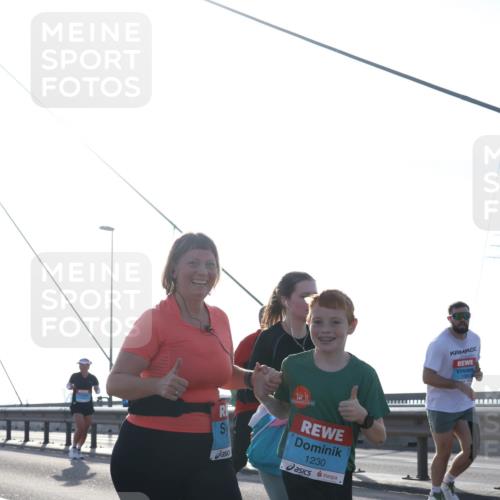 03.10.2026 - Köhlbrandbrückenlauf Tim E. http://msf.ph/oto/10617917 03.10.2026 09:35:55 Position 1 1230 meine-sportfotos.de