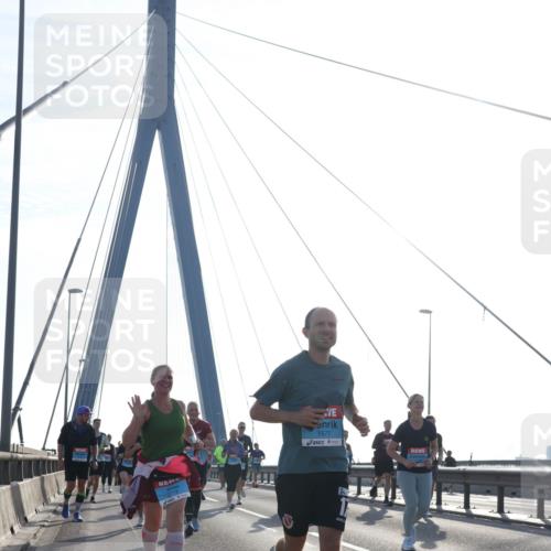 03.10.2026 - Köhlbrandbrückenlauf Tim E. http://msf.ph/oto/10618024 03.10.2026 09:36:04 Position 1 1571 meine-sportfotos.de
