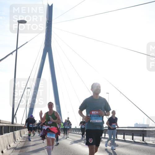 03.10.2026 - Köhlbrandbrückenlauf Tim E. http://msf.ph/oto/10618033 03.10.2026 09:36:04 Position 1 1571 meine-sportfotos.de