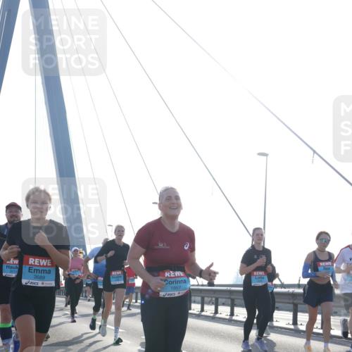 03.10.2026 - Köhlbrandbrückenlauf Tim E. http://msf.ph/oto/10618064 03.10.2026 09:36:07 Position 1 3215, 3689, 1957 meine-sportfotos.de