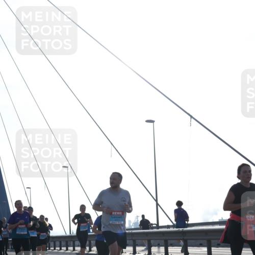 03.10.2026 - Köhlbrandbrückenlauf Tim E. http://msf.ph/oto/10618271 03.10.2026 09:36:20 Position 1  meine-sportfotos.de