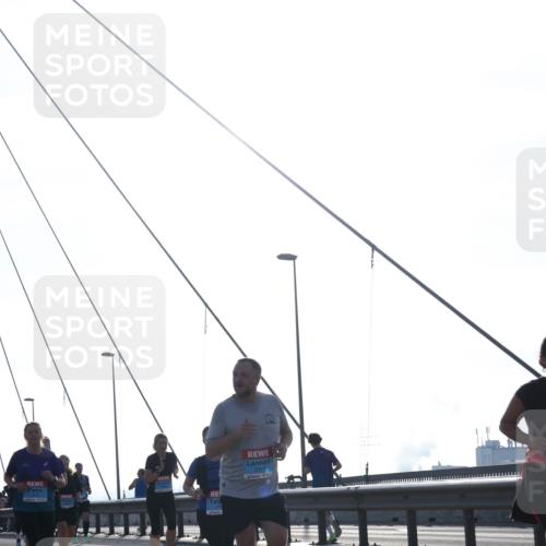 03.10.2026 - Köhlbrandbrückenlauf Tim E. http://msf.ph/oto/10618276 03.10.2026 09:36:21 Position 1  meine-sportfotos.de