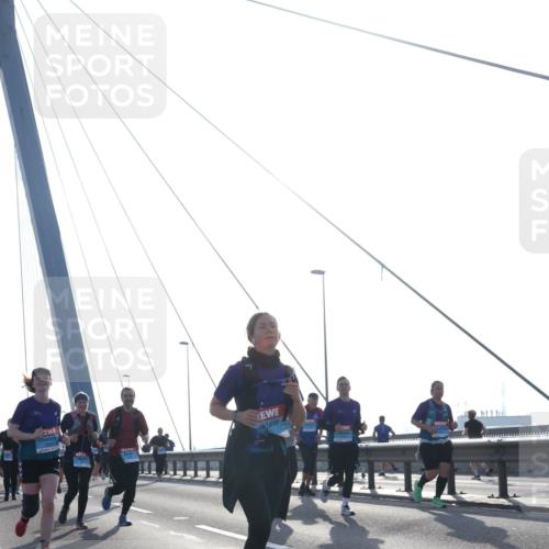03.10.2026 - Köhlbrandbrückenlauf Tim E. http://msf.ph/oto/10618371 03.10.2026 09:36:27 Position 1  meine-sportfotos.de