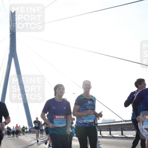 03.10.2026 - Köhlbrandbrückenlauf Tim E. http://msf.ph/oto/10618505 03.10.2026 09:36:37 Position 1 2, 2256, 2255 meine-sportfotos.de