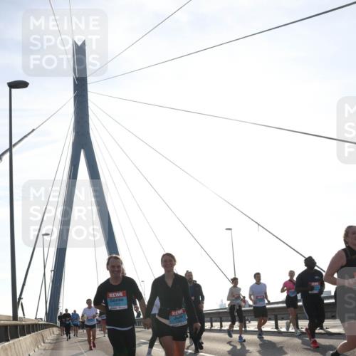 03.10.2026 - Köhlbrandbrückenlauf Tim E. http://msf.ph/oto/10618803 03.10.2026 09:36:58 Position 1  meine-sportfotos.de