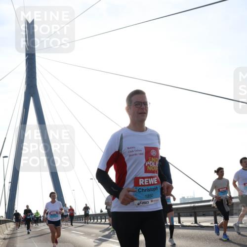 03.10.2026 - Köhlbrandbrückenlauf Tim E. http://msf.ph/oto/10618841 03.10.2026 09:37:00 Position 1 1800, 1850 meine-sportfotos.de