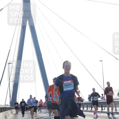 03.10.2026 - Köhlbrandbrückenlauf Tim E. http://msf.ph/oto/10619294 03.10.2026 09:37:30 Position 1 3406 meine-sportfotos.de