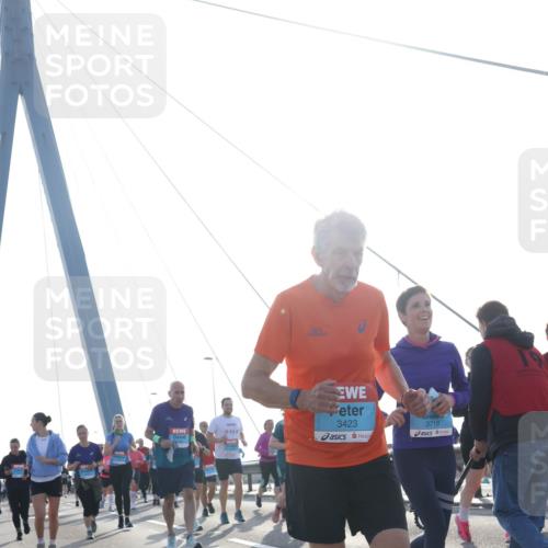 03.10.2026 - Köhlbrandbrückenlauf Tim E. http://msf.ph/oto/10619322 03.10.2026 09:37:31 Position 1 111, 3423, 3719 meine-sportfotos.de