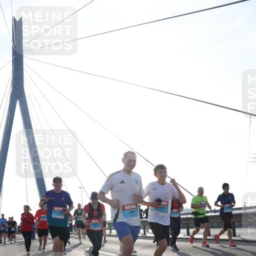 03.10.2026 - Köhlbrandbrückenlauf Tim E. http://msf.ph/oto/10619538 03.10.2026 09:37:48 Position 1 1032, 1033 meine-sportfotos.de